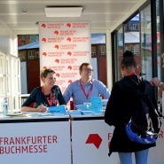 (FOTO: Finntastic) Anne und Olof im Plausch mit interessierten Besuchern während der Signierstunde auf der Frankfurter Buchmesse 2018.