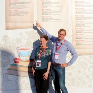 (FOTO: Finntastic) Anne und Olof vor ihrem Vortrag im Yogi-Tee-Zelt auf der Frankfurter Buchmesse 2018