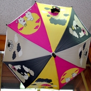 (FOTO: Finntastic) Auch die Mumins gibt es bei Little Finland, sei es als Regenschirm, Socken, Mützen oder Schals.