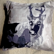 (FOTO: Finntastic) Bei Little Finland gibts auch tolles finnisches Design, z.B. Design von Pentik. Ich muss mir unbedingt noch ein zweites Rentierkissen kaufen....;)