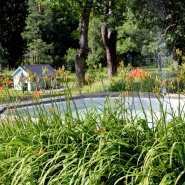 (FOTO: Finntastic) Der Innenhof und angrenzende Garten des Lottamuseums ist der ideale Ort zum Entspannen.