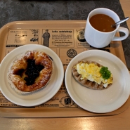 (FOTO: Finntastic) In der gemütlichen Kantine des Lottamuseums gibt es leckeren, finnischen Kaffee sowie Blaubeerplunder und karelische Piroggen.