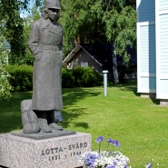 (FOTO: Finntastic) Im Hof des Lottamuseum begrüßt eine Lotta-Svärd-Statue die Besucher.