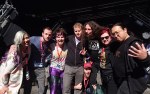 (Bildrechte: Udo Wonz) von links: Manami "TAM" Marita, Jeffrey "The Airtiste" Stiles, Carlos „Hanzel the Manzel“ Mengual, Luke "Van Dammage" Sevcik, Dave „Onkel Udo“ Wonz, Giesela „Gizzy Guitar“ Visser, und Dave „G. Tso Money“ Chen und zwischen den Beinen Blake „The Canadian Tuxedo“ Johnston