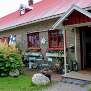 (FOTO: Finntastic) Der kleine und familiären Geschenk- und Souvenirshop „Memories Marin Putiikki" in Tuomala beitet eine tolle Auswahl an schönen Dekoartikeln im finnischen Design.