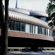 (FOTO: Illustration aus Kaisa Broner-Bauers Buch "Visions of architecture", Oku Publishing) Die Metso-Bibliothek fügt sich perfekt in die Landschaft ein.