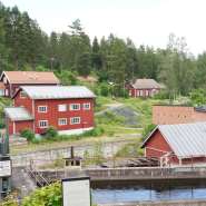 (FOTO: Inken Paletta, Finntastic) Neben den Produktionsanlagen sind auch die Arbeiterhäuser noch im Originalzustand erhalten. 