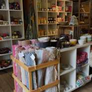 (FOTO: Inken Paletta, Finntastic) Zu kaufen gibt es hier nicht nur finnisches Design  und Kunsthandwerk, sondern auch lokale Produkte. 