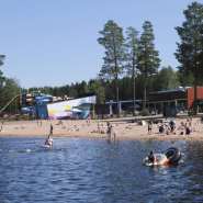 (FOTO: Visit Kouvola) Blick auf den Käyrälampi-Beach. Im Hintergrund ist der Tykkimäki-Aquapark zu sehen. 