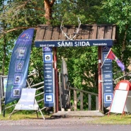 (FOTO: Liane Gruda) Eingang zur Samisiedlung Nutti-Sámi Siida mit Samimuseum und Rentierlodge in Jukkasjärvi in Schwedisch Lappland.