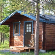 (FOTO: Liane Gruda) Zum kleinen Pensionskomplex der Nutti Sámi Siida gehört auch eine Rauchsauna.
