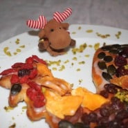 (FOTO: Finntstic) Janne.Oskari ist begeistert vom Osterhahn.