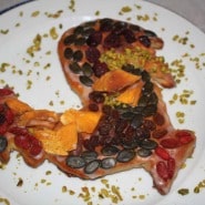 (FOTO: Finntastic) Der bunt dekorierte Osterhahn aus Hefeteig ist ein echter Augenschmaus auf der Osterkaffeetafel.