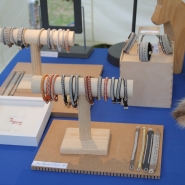 (FOTO: Finntastic) Melanie von Passion for Sàpmi fertigt aus Rentierleder, einem gesponnen Zinnfaden mit vierprozentigem Silberanteil sowie handgepfeilten Knöpfe aus Rentierhorn traditionelle Sami-Armbänder.