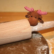 (FOTO: Finntastic) Janne-Oskari hat natürlich fleißig beim Ausrollen des Teigs geholfen!