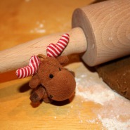 (FOTO: Finntastic) Janne-Oskari macht den Check: Jawohl, der Teig ist ungefähr 0,5 Zentimeter dünn ausgerollt. Perfekt! Dann kann es ja weiter gehen!