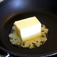 (FOTO: Finntastic) Die Butter in einer kleinen Pfanne schmelzen und unter die Teigmasse heben.
