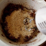 (FOTO: Finntastic) Nun kommen die Quinoa-Flocken. Hier am besten auf die Knethaken  umschwenken oder ein wenig Wasser hinzufügen, falls der Teig sich nur schwer rühren lässt.