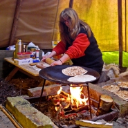 (FOTO: Finntastic) Brigitte backt samisches Brot.