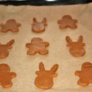 (FOTO: Finntastic) Ab in den Ofen mit den ausgestochenen Pfefferkuchen-Rentieren.