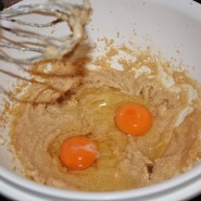 (FOTO: Finntastic) Eier hinzugeben und gut verrühren. 