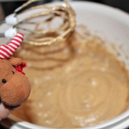 (FOTO: Finntastic) Janne-Oskari hat natürlich fleißig mitgeholfen den Teig zuzubereiten. 