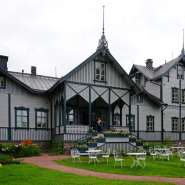 (FOTO: Inken Paletta, Finntastic) Im historischen Holzgebäude befindet sich aber nicht nur das Restaurant, sondern auch der Museumshop. 