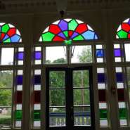 (FOTO: Inken Paletta, Finntastic) Hüschverzierte Glasfenster im Eingangsbereich des Restaurants. 