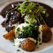 (FOTO: Inken Paletta, Finntastic) Als Hauptgang serviert uns Jussi zarte Rinderbäckchen mit Kartoffeln, Kaviar und einer köstlichen Soße .