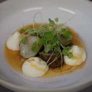 (FOTO: Inken Paletta, Finntastic) Vorspeise: Topinambur an eingelegten Birnstückchen, Ziegenkäse, Honig und brauner Butter. 