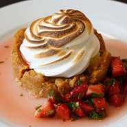 Als Nachtisch gibt es Zitronenbaiser mit frischen Erdbeeren und aromatischer Minze.