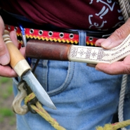 (FOTO: Finntastic) Das Puukko, das traditionelle Messer der Sámi mit Griff aus Rentierhorn.