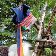(FOTO: Finntastic) Die Vier-Winde-Mütze ist Teil der samischen Tracht.