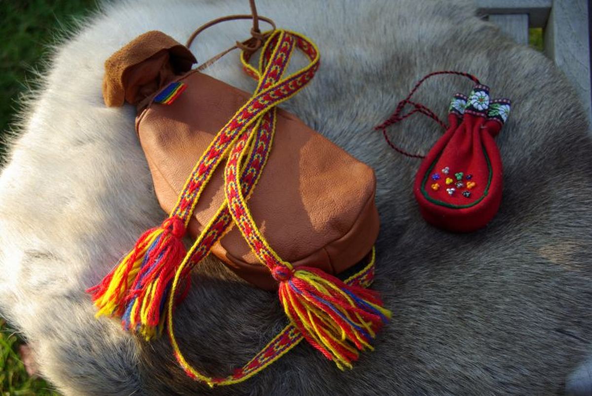 (FOTO: Liane Gruda) Eine samische Umhängetasche aus Rentierleder und hangemachtem Tragegurt