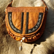 (FOTO: Liane Gruda) Eine samische Tasche aus Rentierleder