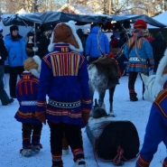 (FOTO: Liane Gruda) Neben samischem Kunsthandwerk gibt es während des samischen Wintermarktes in Jokkmokk auch ein buntes samische Kulturprogramm sowie zahlreiche Workshops und Vorträge über samische Themen.