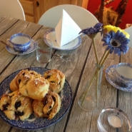 (FOTO: Carmela Mellström) Im Schwedencafé von Carmela Mellström kann man in gemütlicher Atmosphäre nach Herzenslust Schwedische Spezialiäten genießen.