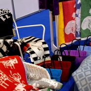 (FOTO: Finntastic) Kuschelige Wolldecken mit Muumi- oder Elchmotiven der schwedischen Wollmanufaktur Klippan gibt es im kleinen Kanelbullen-Shop zu kaufen.