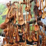 (FOTO: Finntastic)  Am  lettischen Pavillion gab es zudem eine riesen Auswahl an traditionellen Holzwaren.