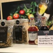 (FOTO: Finntastic) Das norwegische Unternehmen Lie Gaard stellt ganz unterschiedliche Siruparten, wie zum Beispiel  Sirup aus Fichtentrieben, Holunderblüten oder Holunderbeeren. Es gibt die Holunderblüten aber auch getrocknet zu kaufen.  www.liegard.no