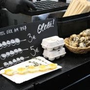 (FOTO: Finntastic) Auf der Grünen Woche gab es die Wachteleier aus Lettland nicht nur in der Box, sondern auch gebraten am Spieß.