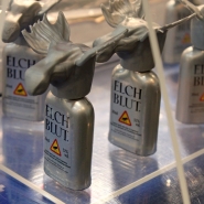 (FOTO: Finntastic) Die Flaschen mit Elchkopf enthalten schmackkhaften Preisselbeerlikör aus Schweden.