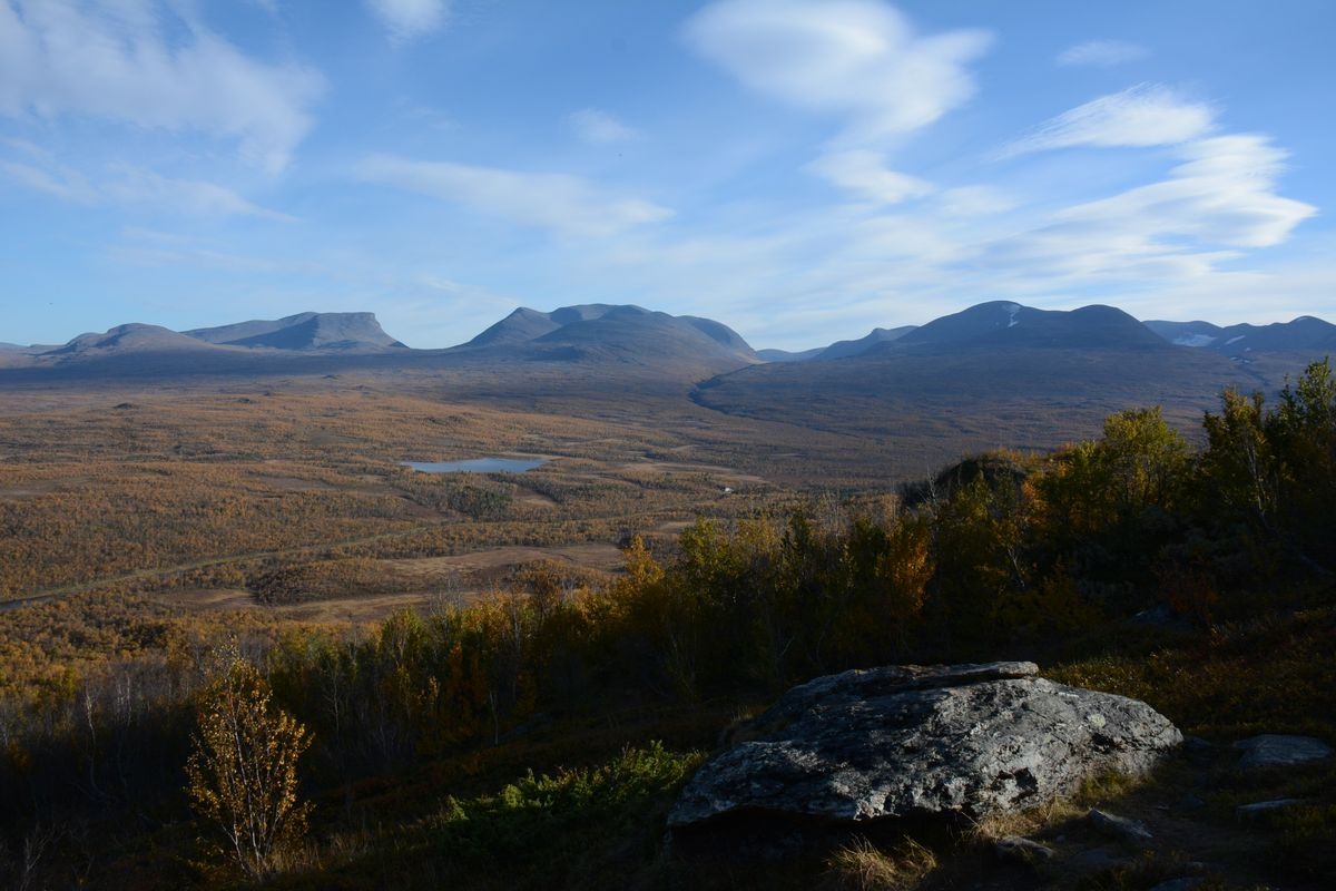 (FOTO: Liane Gruda) .    Herbst in Sápmi! Blick zum großen Tal Čuonjávággi, bei Touristen in der Gegend von Abisko mehr bekannt als „Lappland-Pforte“ – Lapporten!