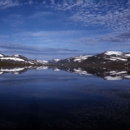 (FOTO: Liane Gruda) Der See Sorjosjaure im Gebirge Sulitjelma. Blick von der schwedischen Seite Richtung Norwegen; die Grenze verläuft ungefähr in der Mitte des Sees.