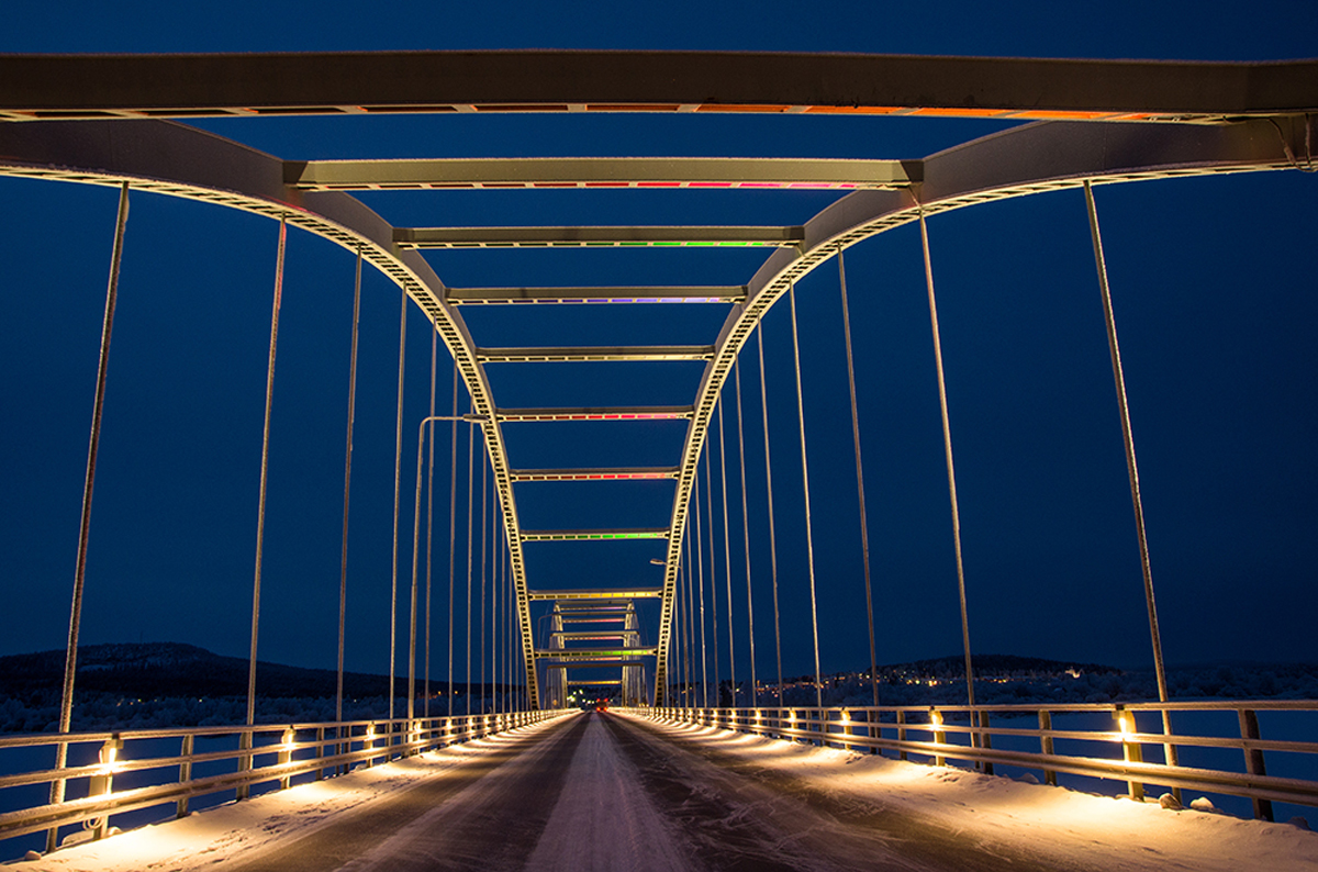 (FOTO: Matti Björninen) Die Aavasaksa Brücke verbindet Ylitornio, auf finnische Seite mit der Stadt Övertorneå in Schweden.