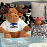 (FOTO: Finntastic) Janne-Oskari und Mika-Waltari wünschen allen Teilnehmern "Paljon Onnea" (Viel Glück) beim Gewinnspiel.