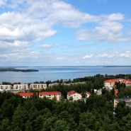 (FOTO: Finntastic) Vom Pynikki Aussichtsturm hat man einen finntastischen Blick über die tolle Wald- und Seenlandschaft von Tampere.