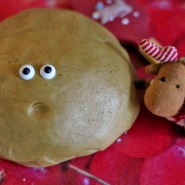 (FOTO: Inken Paletta, Finntastic) Der Teig ist nicht amused, als er erfährt, dass wir ihn gleich zweiteilen und in Frischhaltefolie wickeln. 