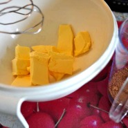 (FOTO: Inken Paletta, Finntastic) Zunächst die weiche Butter und den Kokosblütenzucker verrühren. 