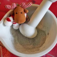 (FOTO: Inken Paletta, Finntastic) Nun die Lakritzstreusel zu feinem Lakritzmehl zermahlen und ebenfalls untermischen. 